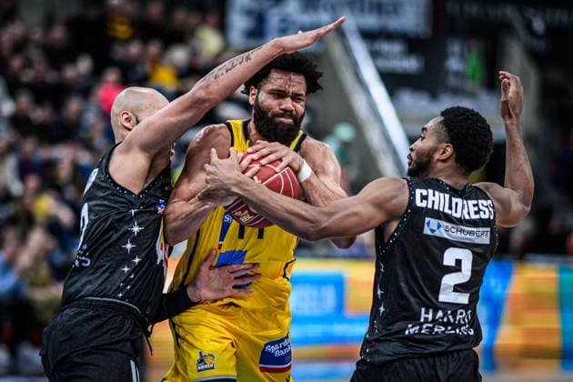 Sport Themen der Woche KW02 Sport Bilder des Tages Maurice Stuckey (HAKRO Merlins Crailsheim, 03), Silas Melson (MHP Riesen Ludwigsburg, 11), Brandon Childress (HAKRO Merlins Crailsheim, 02), GER, MHP Riesen Ludwigsburg vs. HAKRO Merlins Crailsheim, Basketball, Bundesliga, easycredit BBL, 16. Spieltag, Spielzeit 2023 2024, 13.01.2024, GER, MHP Riesen Ludwigsburg vs. HAKRO Merlins Crailsheim, Basketball, Bundesliga, easycredit BBL, 16. Spieltag, Spielzeit 2023 2024, 13.01.2024 Ludwigsburg *** Maurice Stuckey HAKRO Merlins Crailsheim, 03 , Silas Melson MHP Riesen Ludwigsburg, 11 , Brandon Childress HAKRO Merlins Crailsheim, 02 , GER, MHP Riesen Ludwigsburg vs HAKRO Merlins Crailsheim, Basketball, Bundesliga, easycredit BBL, Matchday 16, Season 2023 2024, 13 01 2024, GER, MHP Riesen Ludwigsburg vs HAKRO Merlins Crailsheim, Basketball, Bundesliga, easycredit BBL, Matchday 16, Season 2023 2024, 13 01 2024 Ludwigsburg Copyright: xEibner-Pressefoto SaschaxWaltherx EP_EER