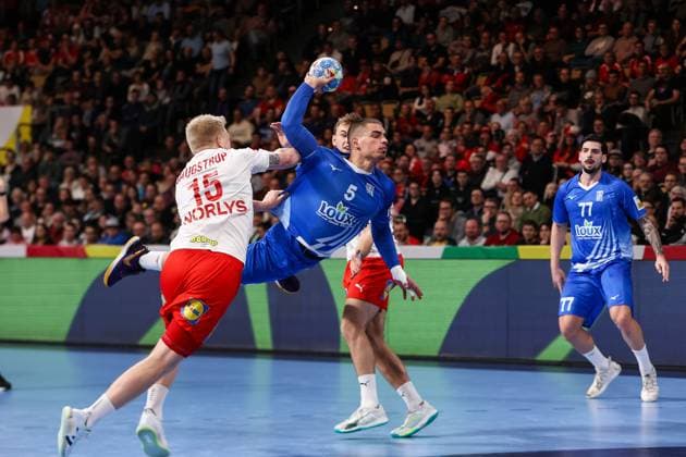 Sport Bilder des Tages MEN’S EHF EURO 2024: Griechenland - Dänemark; 13.01.2024 Magnus Saugstrup JENSEN (DEN 15) im Duell mit Dimitrios PANAGIOTOU (GRE 5) Zweikampf Copyright: xBEAUTIFULxSPORTS Goldbergx