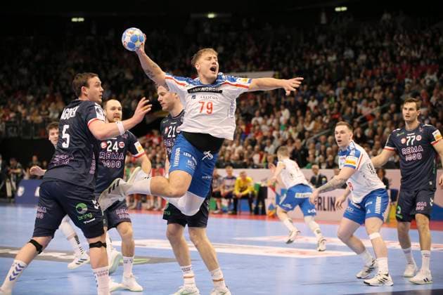 Sport Bilder des Tages Foto : Teis Horn Rasmussen (Faröer) wirft gegen Sander Sagosen (Norway , links) Handball Europameisterschaft, Vorrunde in Berlin , Norwegen - Färöer Inseln am Sa. 13.01.2024 Claus Bergmann DFL regulations prohibit any use of photographs as image sequences and or quasi-video