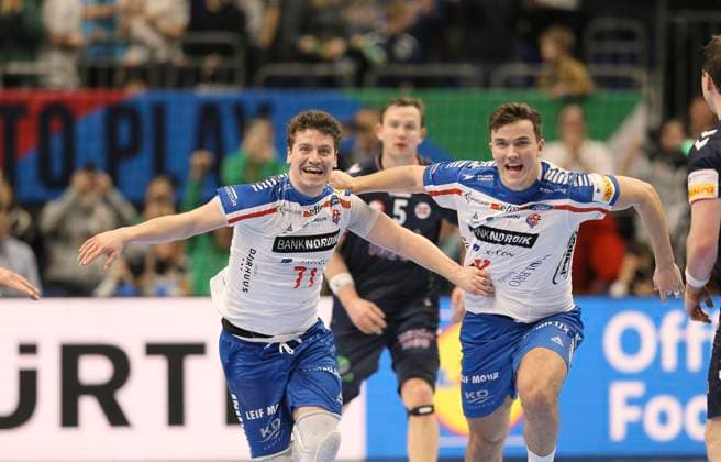 Foto : Jubel nach dem Schlusspfiff bei Elias Ellefsen a Skipatogu (Faröer) und rechts ... Tröndur Trondur Mikkelsen Handball Europameisterschaft, Vorrunde in Berlin , Norwegen - Färöer Inseln 26 - 26 am Sa. 13.01.2024 Claus Bergmann DFL regulations prohibit any use of photographs as image sequences and or quasi-video