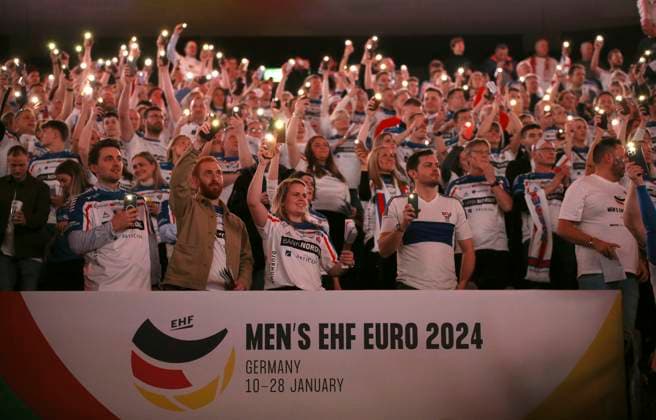 Handball, EM, Norwegen - Färöer Inseln Foto : die Fans der Färöer Inseln feiern den Punktgewinn Handball Europameisterschaft, Vorrunde in Berlin , Norwegen - Färöer Inseln 26 - 26 am Sa. 13.01.2024 Claus Bergmann DFL regulations prohibit any use of photographs as image sequences and or quasi-video