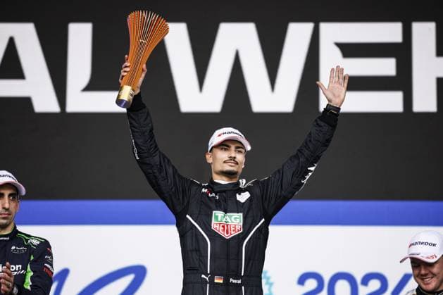 WEHRLEIN Pascal (ger), TAG HEUER Porsche Formula E Team, Porsche 99X Electric, portrait victory celebration podium, during the 2024 Hankook Mexico City ePrix, 1st meeting of the 2023-24 ABB FIA Formula E World Championship, WM, Weltmeisterschaft on the Autodromo Hermanos Rodriguez from January 11 to 13, in Mexico City, Mexico - 2024 FORMULA E HANKOOK MEXICO CITY ePRIX DPPI Panoramic  03424001__R5_4132
