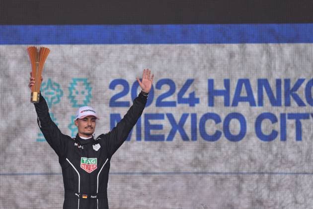 Pascal Wehrlein (GER) Porsche in Siegerpose auf dem Podium, Formel E FIA Weltmeisterschaft, Saison 10, Mexiko City E- Prix, Mexiko, 13.01.2024