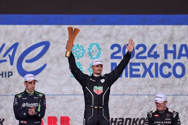 Zweitplazierte Sebastian Buemi (SUI) Envision neben Pascal Wehrlein (GER) Porsche in Siegerpose und dem Drittplazierten Nick Casidy (NZL) Jaguar auf dem Podium, Formel E FIA Weltmeisterschaft, Saison 10, Mexiko City E- Prix, Mexiko, 13.01.2024
