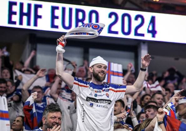 Handball, EM, Norwegen - Färöer Inseln Handball - EHF Handball EM 2024, Färöer - Norwegen 13.01.2024, xdanx, Handball - EHF Handball EM 2024, Färöer - Norwegen v.l. Fan der Färöer Inseln feiern Ihr Unentschieden gegen Norwegen Berlin Mercedes Benz Arena Berlin Deutschland (DE) Copyright: xDanielxLakomskix