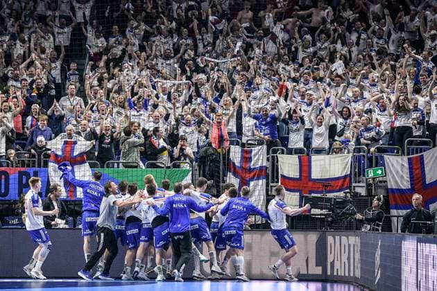 Handball, EM, Norwegen - Färöer Inseln Handball - EHF Handball EM 2024, Färöer - Norwegen 13.01.2024, xdanx, Handball - EHF Handball EM 2024, Färöer - Norwegen v.l.Mannschaft der Färöer Inseln feiern Ihr Unentschieden gegen Norwegen vor der Fankurve Berlin Mercedes Benz Arena Berlin Deutschland (DE) Copyright: xDanielxLakomskix