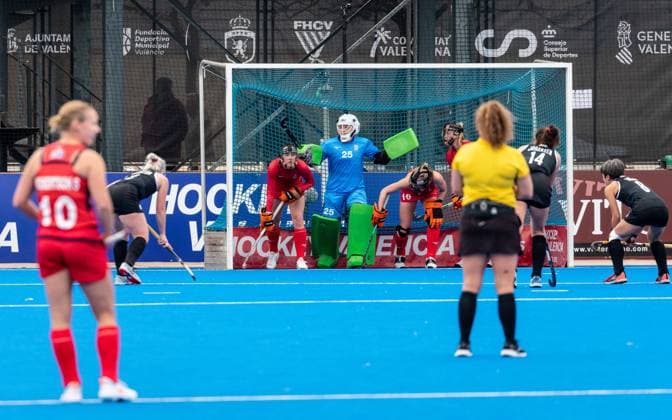 FIH Hockey Olympia Qualifikation 2024 Valencia Frauen: Großbritannien - Kanada; Valencia Spanien, 13.01.2024 Sabbie HEESH (GBR, 25) hütet das britische Tor Feldhockey Olympia Qualifikation Damen, Großbritannien gegen Kanada in Valencia (Spanien) am 13.01.2024 Copyright: xBEAUTIFULxSPORTS Meurerx