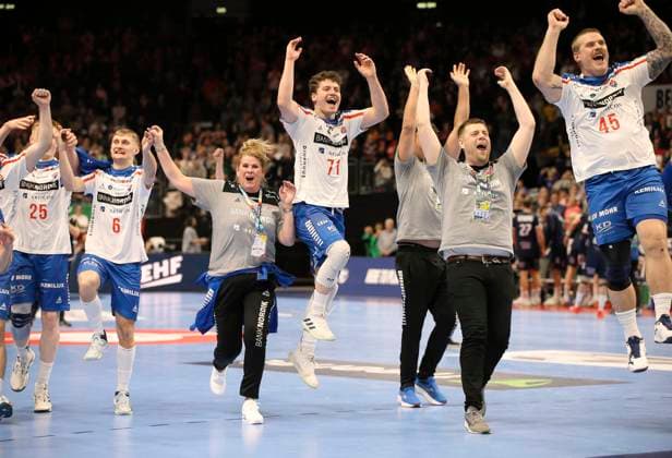 Handball, EM, Norwegen - Färöer Inseln Foto : Jubel bei den Färöer Inseln Spielern nach dem Ausgleichstor in der Schluss Sekunde , hier freuen sich ... Elias Ellefsen a Skipatogu (Faröer) und die Betreuer Handball Europameisterschaft, Vorrunde in Berlin , Norwegen - Färöer Inseln 26 - 26 am Sa. 13.01.2024 Claus Bergmann DFL regulations prohibit any use of photographs as image sequences and or quasi-video