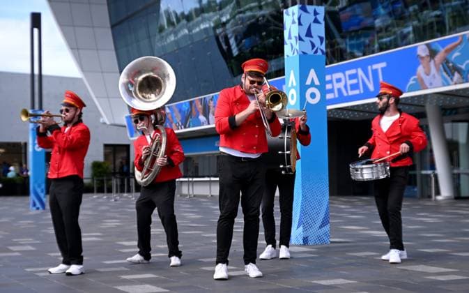 TENNIS AUSTRALIAN OPEN, Entertainers are seen on Day 1 of the 2024 Australian Open at Melbourne Park in Melbourne, Sunday, January 14, 2024. ( NO ARCHIVING, EDITORIAL USE ONLY, NO USE IN BOOKS WITHOUT CONSENT MELBOURNE VICTORIA AUSTRALIA  Copyright: xJAMESxROSSx 20240114001888652840