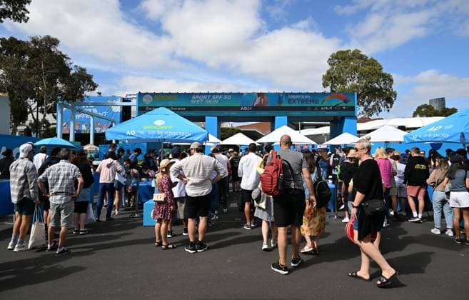 TENNIS AUSTRALIAN OPEN, Spectators are seen arriving on Day 1 of the 2024 Australian Open at Melbourne Park in Melbourne, Sunday, January 14, 2024. ( NO ARCHIVING, EDITORIAL USE ONLY, NO USE IN BOOKS WITHOUT CONSENT MELBOURNE VICTORIA AUSTRALIA  Copyright: xLUKASxCOCHx 20240114001888657811