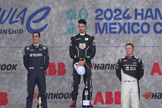 Zweiter Sebastian Buemi (SUI) Envision, Sieger Pascal Wehrlein (GER) Porsche, Dritter Nick Cassidy (NZL) Jaguar während der Hymne auf dem Podium, Formel E FIA Weltmeisterschaft, Saison 10, Mexiko City E- Prix, Mexiko, 13.01.2024