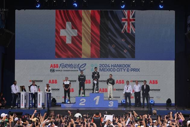 Zweiter Sebastian Buemi (SUI) Envision, Sieger Pascal Wehrlein (GER) Porsche, Dritter Nick Cassidy (NZL) Jaguar während der Hymne auf dem Podium, Formel E FIA Weltmeisterschaft, Saison 10, Mexiko City E- Prix, Mexiko, 13.01.2024