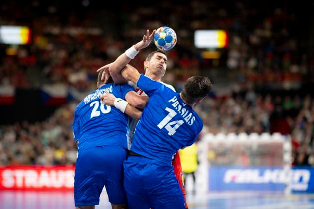 13.01.2024 - Handball - Herren - EHF - EM 2024 - Griechenland - Daenamark Von Links: Anastasios Papadionysiou (Griechenland), Rasmus Lauge Schmidt (Daenemark), Nikolaos Passias (Griechenland) Muenchen Olympiahalle Bayern Deutschland KlausTrotter-20240113-5968