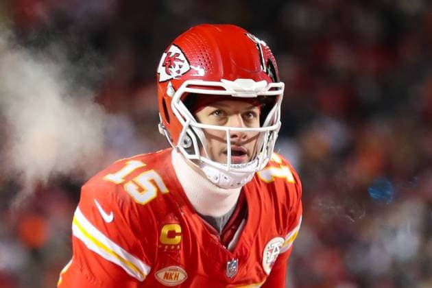 KANSAS CITY, MO - JANUARY 13: Kansas City Chiefs quarterback Patrick Mahomes (15) looks up before the snap in the fourth quarter of an AFC Wild Card playoff game between the Miami Dolphins and Kansas City Chiefs on Jan 13, 2024 at GEHA Field at Arrowhead Stadium in Kansas City, MO. (Photo by Scott Winters Icon Sportswire) NFL, American Football Herren, USA JAN 13 AFC Wild Card - Dolphins at Chiefs EDITORIAL USE ONLY Icon2401131100