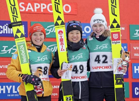 Bilder des Jahres 2024, Sport 01 Januar Sport Themen der Woche KW02 Sport Bilder des Tages Ski jumping, Skispringen, Ski, nordisch World Cup in Sapporo Japan s Yuki Ito (C) poses for photos after winning a World Cup women s ski jumping meet in Sapporo in Hokkaido, northern Japan, on Jan. 14, 2024, alongside Germany s Katharina Schmid (L) and Slovenia s Nika Kriznar, who finished second and third, respectively.  A14AA0002323725P