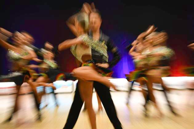 GER; Tanzen, 1. Bundesliga der Lateinformationen 13.01.2024, GER; Tanzen, 1. Bundesliga der Lateinformationen,, Finale, im Bild Grün-Gold-Club Bremen A mit dem Thema Feedom &Peace Feature Taenzer verwischt Foto nordphoto GmbH Witke