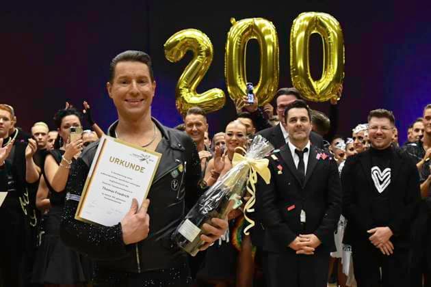 GER; Tanzen, 1. Bundesliga der Lateinformationen 13.01.2024, GER; Tanzen, 1. Bundesliga der Lateinformationen,, Finale, im Bild Grün-Gold-Club Bremen A mit dem Thema Feedom &Peace Thomas Friedrich wird für sein 200. Formationsturnier geehrt Foto nordphoto GmbH Witke
