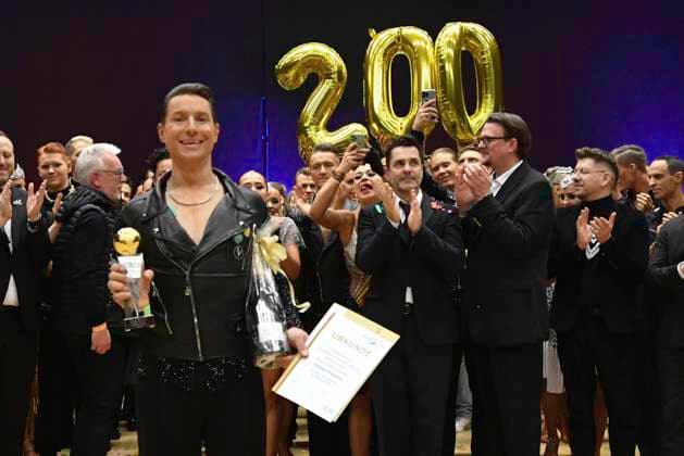 GER; Tanzen, 1. Bundesliga der Lateinformationen 13.01.2024, GER; Tanzen, 1. Bundesliga der Lateinformationen,, Finale, im Bild Grün-Gold-Club Bremen A mit dem Thema Feedom &Peace Thomas Friedrich wird für sein 200. Formationsturnier geehrt Foto nordphoto GmbH Witke