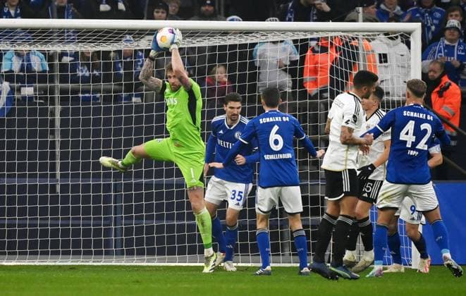 Torwart Ralf Fährmann (Schalke 04) in Aktion 13.01.2024, Fussball Saison 2023 2024, 2. Bundesliga, Testspiel, FC Schalke 04 - KAS Eupen 3:1 Gelsenkirchen Veltins Arena Nordrhein Westfalen Deutschland *** Goalkeeper Ralf Fährmann Schalke 04 in action 13 01 2024, Football season 2023 2024, 2 Bundesliga, Test match, FC Schalke 04 KAS Eupen 3 1 Gelsenkirchen Veltins Arena Nordrhein Westfalen Germany Team2