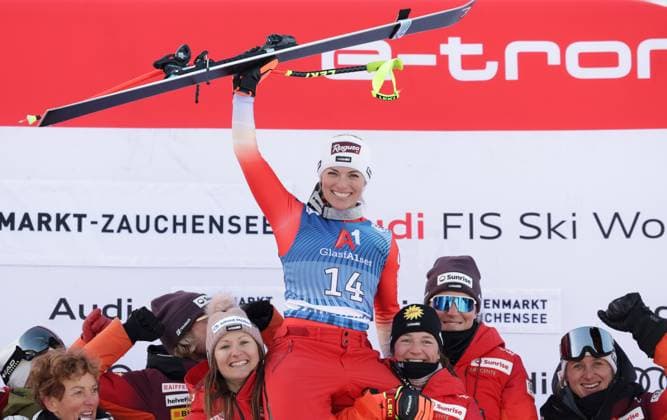 Bilder des Jahres 2024, Sport 01 Januar Sport Themen der Woche KW02 Sport Bilder des Tages ALPINE SKIING - FIS WC Altenmarkt Zauchensee ALTENMARKT ZAUCHENSEE,AUSTRIA,14.JAN.24 - ALPINE SKIING - FIS World Cup, Super G, ladies. Image shows the rejoicing of Lara Gut Behrami (SUI) with the team SUI.  GEPAxpictures xGintarexKarpavici