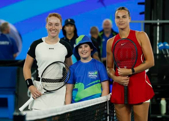 L-R Ella Seidel und Aryna Sabalenka posen am Netz fuer ein Foto, Australian Open 2024, Melbourne Park, Melbourne, Victoria, Australia. Copyright: xJuergenxHasenkopfx