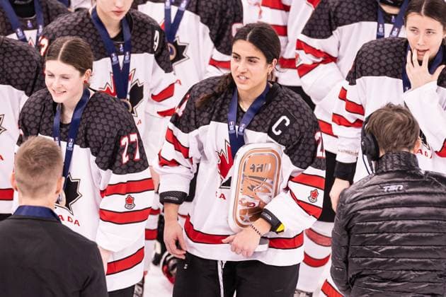 14.01.2024, Zug, BOSSARD Arena, Ice hockey, Eishockey U18 Women World Cup 3rd Place Final: Canada - Finland, 21 Emma Venusio (Canada) with 3rd place trophy Copyright: xJustPictures.ch VedranxGalijasx