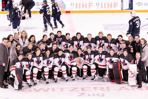 14.01.2024, Zug, BOSSARD Arena, Ice hockey, Eishockey U18 Women World Cup 3rd Place Final: Canada - Finland, Canada squad with 3rd place trophy hold by 21 Emma Venusio (Canada) Copyright: xJustPictures.ch VedranxGalijasx
