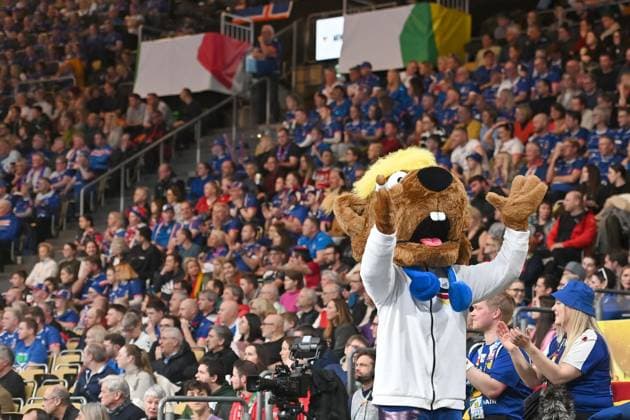 Maskottchen der EM sorgt fuer Stiimmung. Vorrunde Gruppe C Montenegro (MNE) - Island (ISL) am 14.01.2024 in Muenchen Deutschland, Olympiahalle. Men s EHF EURO 2024 vom 10.-28.01.2024.