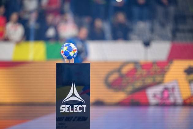 240114 The Select match ball ahead of the EHF European Handball Championship match between Romania and Spain on January 14, 2024 in Manheim. Photo: Ludvig Thunman BILDBYRAN kod LT LT0577 handball handboll handball handbolls-em 2024 rumänien romania spanien ehf european handball championship spain day 4 bbeng Copyright: LUDVIGxTHUNMAN BB240114LT011