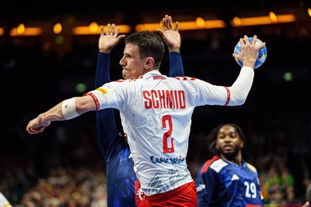 Wurf Tor Andy Schmid (Schweiz, 02) GER, Schweiz vs. Frankreich, Handball, Maenner, EHF Euro 2024, Gruppe A, Spieltag 2, 14.01.2024 GER, Schweiz vs. Frankreich, Handball, Maenner, EHF Euro 2024, Gruppe A, Spieltag 2, 14.01.2024 Berlin Copyright: xEibner-Pressefoto MarcelxvonxFehrnx EP_MFN
