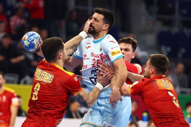 Robert Mihai Militaru (Rumaenien), Inaki Pecina Tome (Spanien) und Gabriel Cristian Ilie (Rumaenien) im Zweikampf mit Agustin Casado Marcelo (Spanien) Rumaenien vs Spanien, Handball, Maenner, EHF Euro 2024, Gruppe B, 2. Spieltag, 14.01.2024 Rumaenien vs Spanien, Handball, Maenner, EHF Euro 2024, Gruppe B, 2. Spieltag, 14.01.2024 Mannheim Copyright: xEibner-Pressefotox EP_RWS