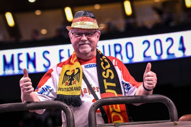 Handball - EHF Handball EM 2024, Nordmazedonien - Deutschland 14.01.2024, xdanx, Handball - EHF Handball EM 2024, Nordmazedonien - Deutschland v.l. Impressionen von deutschen Fan in der Mercedes Benz Arena Berlin. Berlin Mercedes Benz Arena Berlin Deutschland (DE) Copyright: xDanielxLakomskix
