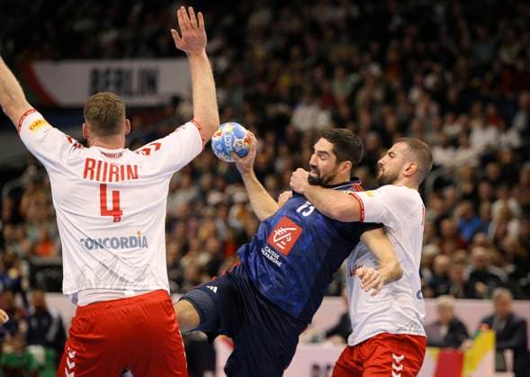 Foto : Nikola Karabatic (France) gegen Lucas Meister (Schweiz , Suisse) Handball Europameisterschaft, Vorrunde in Berlin , am So. 14.01.2024 Schweiz - Frankreich Claus Bergmann DFL regulations prohibit any use of photographs as image sequences and or quasi-video