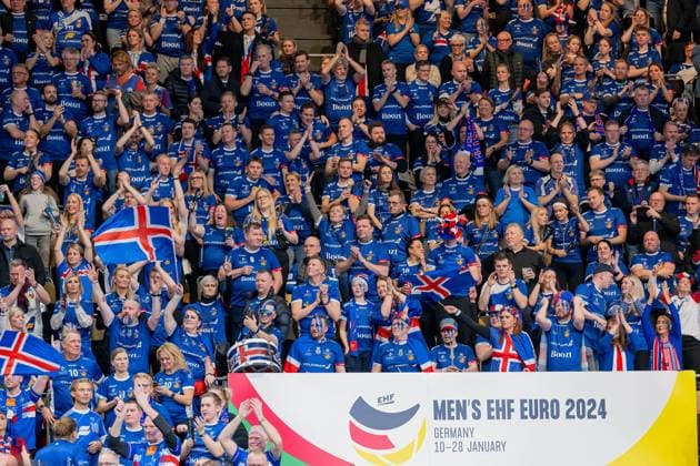 Die islaendischen Fans bejubeln den Sieg. GER, Montenegro vs. Island, Handball, Maenner, EHF Euro 2024, Gruppe C, 2. Spieltag, 14.01.2024. GER, Montenegro vs. Island, Handball, Maenner, EHF Euro 2024, Gruppe C, 2. Spieltag, 14.01.2024. Muenchen Copyright: xEibner-Pressefoto HeikexFeinerx EP_HFR
