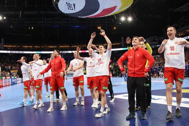 DEU, EHF 2024, Schweiz vs Frankreich, 14.01.2024, Mercedes-Benz-Arena, Berlin, DEU, EHF 2024, Schweiz vs Frankreich, im Bild Schweitzer-Spielerkreis Foto: Juergen Engler nordphoto GmbH