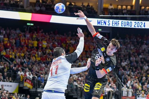 Sport Themen der Woche KW02 Handball - EHF Handball EM 2024, Nordmazedonien - Deutschland 14.01.2024, xdanx, Handball - EHF Handball EM 2024, Nordmazedonien - Deutschland v.l. Nikola Markoski (North Macedonia 17),Julian Koester (Germany 18),Zweikampf, Duell, Kampf, tackle Berlin Mercedes Benz Arena Berlin Deutschland (DE) *** Handball EHF Handball EURO 2024, North Macedonia Germany 14 01 2024, xdanx, Handball EHF Handball EURO 2024, North Macedonia Germany v l Nikola Markoski North Macedonia 17 ,Julian Koester Germany 18 ,duel, duel, fight, tackle Berlin Mercedes Benz Arena Berlin Germany EN Copyright: xDanielxLakomskix