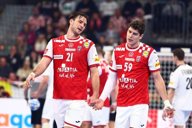 Veron Nacinovic (Kroatien, links) und Luka Lovre Klarica (Kroatien) schauen nachdenklich Kroatien vs Oesterreich, Handball, Maenner, EHF Euro 2024, Gruppe B, 1. Spieltag, 14.01.2024 Kroatien vs Oesterreich, Handball, Maenner, EHF Euro 2024, Gruppe B, 1. Spieltag, 14.01.2024 Mannheim Copyright: xEibner-Pressefotox EP_RWS