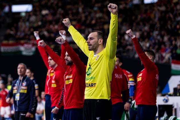 MEN’S EHF EURO 2024: Serbien - Ungarn; 14.01.2024 Jubel auf der serbischen Bank MEN’S EHF EURO 2024: Serbien - Ungarn, Olympiahalle, München am 14.01.2024 Copyright: xBEAUTIFULxSPORTS Wunderlx