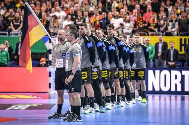 Handball - EHF Handball EM 2024, Nordmazedonien - Deutschland 14.01.2024, xdanx, Handball - EHF Handball EM 2024, Nordmazedonien - Deutschland v.l. Deutsche Mannschaft angeführt von Johannes Golla (Germany 4),bei der Nationalhymne. Berlin Mercedes Benz Arena Berlin Deutschland (DE) Copyright: xDanielxLakomskix