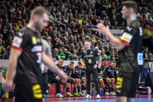 Handball - EHF Handball EM 2024, Nordmazedonien - Deutschland 14.01.2024, xdanx, Handball - EHF Handball EM 2024, Nordmazedonien - Deutschland v.l. Alfred Gislason (Germany Head Coach) Berlin Mercedes Benz Arena Berlin Deutschland (DE) Copyright: xDanielxLakomskix