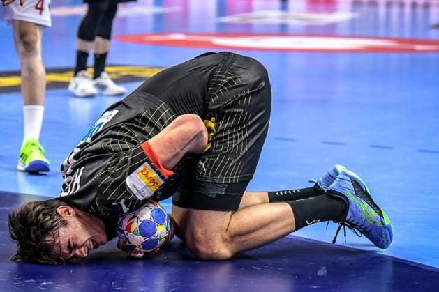 Handball - EHF Handball EM 2024, Nordmazedonien - Deutschland 14.01.2024, xdanx, Handball - EHF Handball EM 2024, Nordmazedonien - Deutschland v.l. Julian Koester (Germany 18),schmerzen an der Hand bei einem Zweikampf verletzt. Berlin Mercedes Benz Arena Berlin Deutschland (DE) Copyright: xDanielxLakomskix