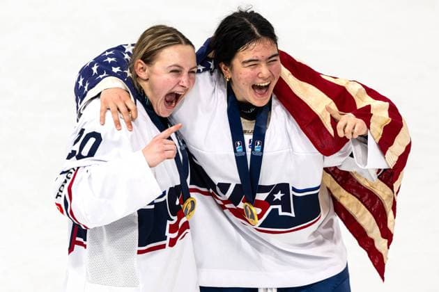 Bilder des Jahres 2024, Sport 01 Januar Sport Themen der Woche KW02 Sport Bilder des Tages 2024 IIHF Ice hockey, Eishockey U18 Women’s World Championship, WM, Weltmeisterschaft Switzerland, 14.01.2024 Macy Rasmussen of USA U18 Women’s World Champion Team USA at the 2024 IIHF Ice Hockey U18 Women’s World Championship Final between USA and Czech Republic in Zug, Bossard Arena, on Sunday, 14. January 2024 *** 2024 IIHF Ice Hockey U18 Womens World Championship Switzerland, 14 01 2024 Macy Rasmussen of USA U18 Womens World Champion Team USA at the 2024 IIHF Ice Hockey U18 Womens World Championship Final between USA and Czech Republic in Zug, Bossard Arena, on Sunday, 14 January 2024 Copyright: xBEAUTIFULxSPORTS TobiasxLacknerx
