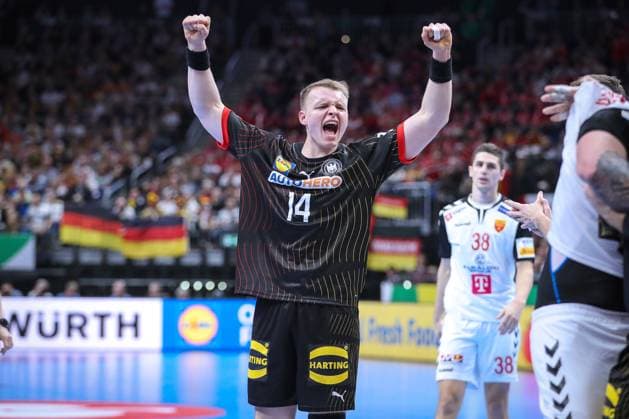 Sport Themen der Woche KW02 Sport Bilder des Tages 14.01.2024, EHF EURO 2024, Männer Europameisterschaft Handball, Mercedes-Benz-Arena in Berlin, Deutschland - Nordmazedonien: Justus Fischer (Deutschland) hebt jubelnd die Arme nach Oben Berlin Deutschland *** 14 01 2024, EHF EURO 2024, European Mens Handball Championship, Mercedes Benz Arena in Berlin, Germany North Macedonia Justus Fischer Germany raises his arms upwards in jubilation Berlin Germany