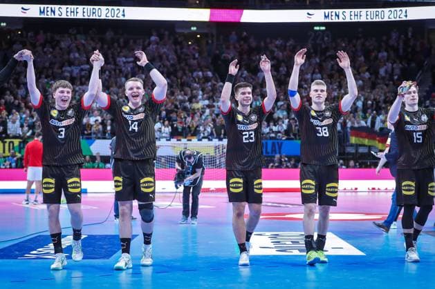 14.01.2024, EHF EURO 2024, Männer Europameisterschaft Handball, Mercedes-Benz-Arena in Berlin, Deutschland - Nordmazedonien: Abschlussjubel nach dem Sieg gegen Nordmazedonien. Die Deutsche Mannschaft steht jubelnd auf dem Spielfeld und bedankt sich bei den Zuschauern. Im Bild v.l.n.r. Nils Lichtlein (Deutschland), Justus Fischer (Deutschland), Renars Uscins (Deutschland), Martin Hanne (Deutschland) und Juri Knorr (Deutschland) Berlin Deutschland