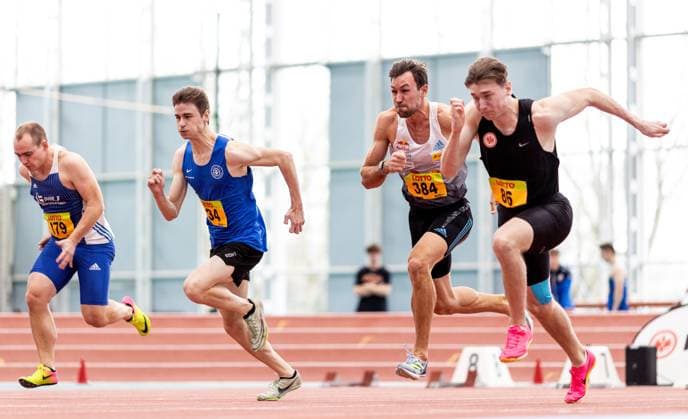 Sport Themen der Woche KW02 Sport Bilder des Tages 4. Frankfurter Wintercup; Frankfurt, 14.01.2024 Sprintduell mit Niklas Kaul (USC Mainz) - links neben Kaul sind Dirk Leiacker (LG OVAG Friedberg-Fauerbach) und Oliver-Robin Volland (TV Gelnhausen) zu sehen, rechts neben ihm Daag Driller (Eintracht Frankfurt e.V.); 4. Frankfurter Wintercup am 14.01.2024 in der Leichtathletikhalle Kalbach in Frankfurt (Hessen). *** 4 Frankfurt Winter Cup Frankfurt, 14 01 2024 Sprint duel with Niklas Kaul USC Mainz To the left of Kaul are Dirk Leiacker LG OVAG Friedberg Fauerbach and Oliver Robin Volland TV Gelnhausen, to his right is Daag Driller Eintracht Frankfurt e V 4 Frankfurt Winter Cup on 14 01 2024 in the Kalbach athletics hall in Frankfurt Hesse Copyright: xBEAUTIFULxSPORTS R.xSchmittx