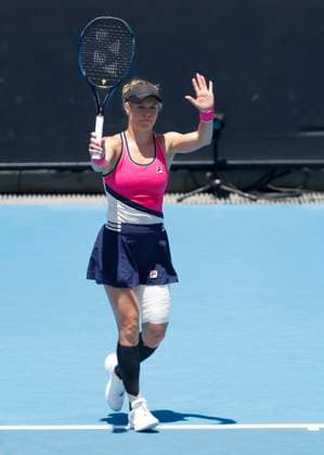 Laura Siegemund (GER) entschuldigt sich fuer einen Netzroller, Australian Open 2024, Melbourne Park, Melbourne, Victoria, Australia. Copyright: xJuergenxHasenkopfx