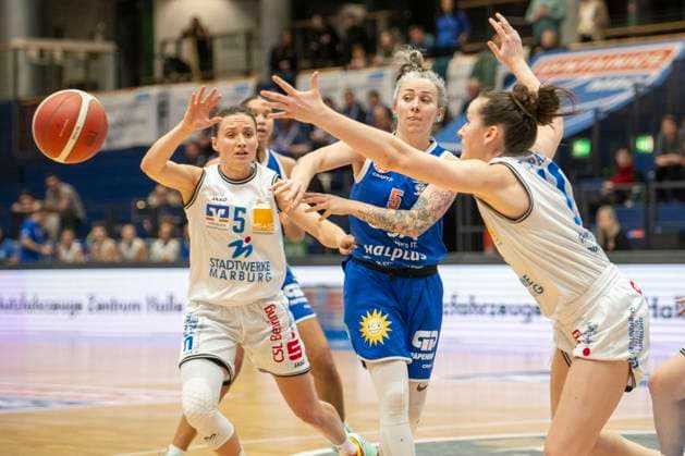 Sport Themen der Woche KW02 Sport Bilder des Tages Halle, Deutschland 14. Januar 2024: 1.BBL - Damen - 2023 2024 - Gisa Lions MBC vs. Pharmaserve Marburg v.li. Magaly Meynadier (Marburg), Joyce Cousseins-Smith (Halle) und Julia Elizabeth Chandler (Marburg) Stadthalle Weissenfels Sachsen Anhalt *** Halle, Germany January 14, 2024 1 BBL Women 2023 2024 Gisa Lions MBC vs Pharmaserve Marburg v li Magaly Meynadier Marburg , Joyce Cousseins Smith Halle and Julia Elizabeth Chandler Marburg Stadthalle Weissenfels Sachsen Anhalt Copyright: xFotostandx xxBallaschx