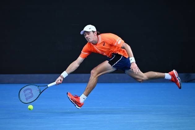 TENNIS AUSTRALIAN OPEN, Alex De Minaur of Australia stretches to return during his first round match against Milos Raonic of Canada on Day 2 of the 2024 Australian Open at Melbourne Park in Melbourne, Monday, January 15, 2024. ( NO ARCHIVING, EDITORIAL USE ONLY, NO USE IN BOOKS WITHOUT CONSENT MELBOURNE VICTORIA AUSTRALIA  Copyright: xJOELxCARRETTx 20240115001889245622