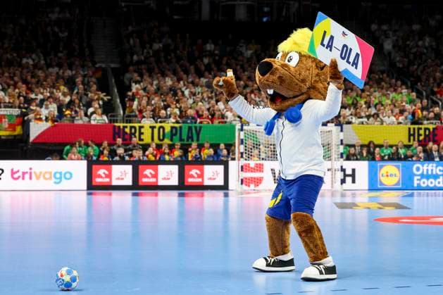 EM-Maskottchen Hanniball sorgt fuer Stimmung, Gruppe A - Men s EHF EURO 2024 Handball, North Macedonia vs Germany, Mercedes-Benz Arena, 14.01.2024, Berlin, Deutschland.