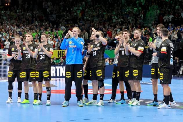 Die Spieler der deutschen Nationalmannschaft klatschen in die Haende und bejubeln den zweiten Sieg, Gruppe A - Men s EHF EURO 2024 Handball, North Macedonia vs Germany, Mercedes-Benz Arena, 14.01.2024, Berlin, Deutschland.